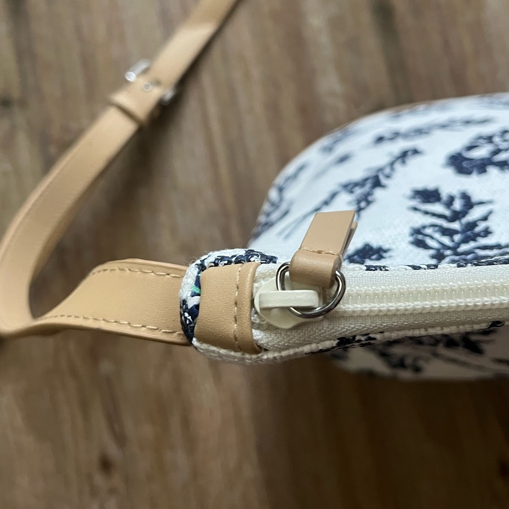NWOT White/ Blue Floral Vera Bradley Crossbody Bag - Picture 2 of 8